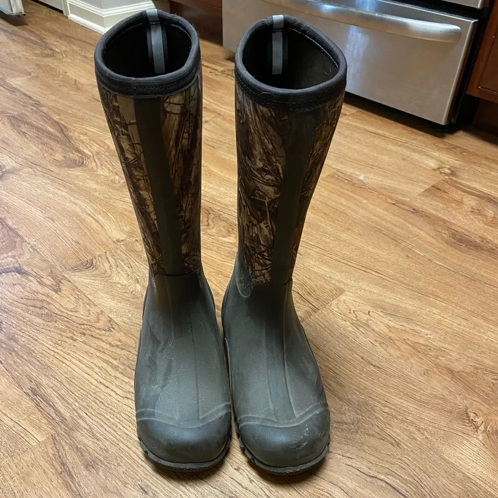 Women's Waterproof Camo Winter Rain Boots - Black and Brown